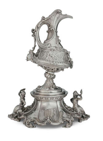 A VICTORIAN SILVER PRESENTATION EWER AND STAND - Foto 3