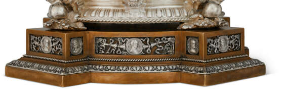 AN AMERICAN SILVER CENTERPIECE BOWL AND BRONZE STAND - photo 2