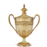 AN EDWARDIAN 18K GOLD TWO-HANDLED CUP AND COVER - photo 1