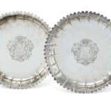 A PAIR OF GEORGE II BRITANNIA STANDARD SILVER STRAWBERRY DISHES - Foto 1