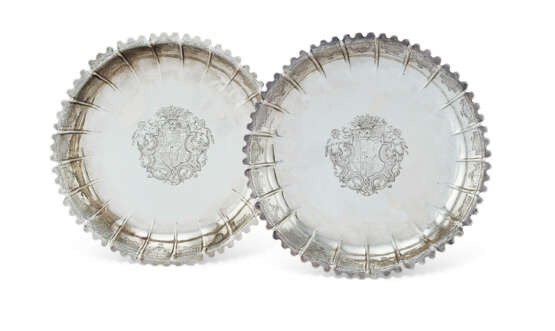 A PAIR OF GEORGE II BRITANNIA STANDARD SILVER STRAWBERRY DISHES - Foto 1