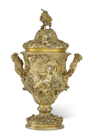 A VICTORIAN SILVER-GILT TWO-HANDLED CUP AND COVER - фото 1