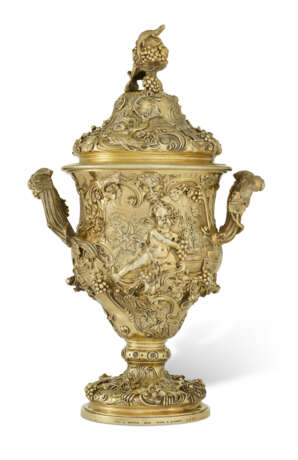 A VICTORIAN SILVER-GILT TWO-HANDLED CUP AND COVER - Foto 2