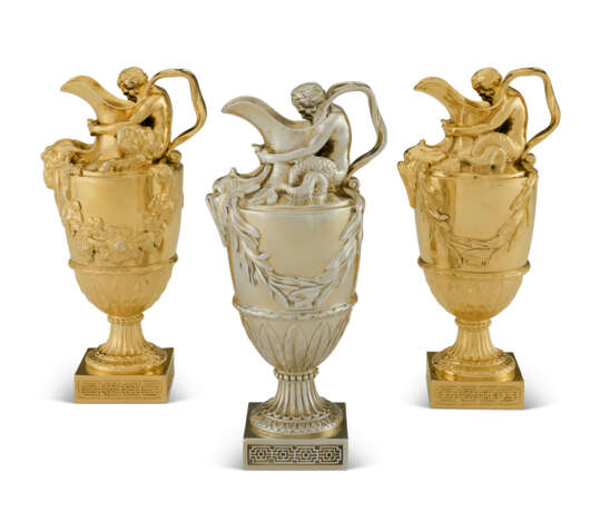 A PAIR OF EDWARDIAN SILVER-GILT EWERS AND MATCHING GEORGE V EWER - фото 1