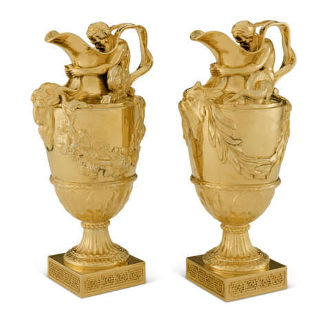 A PAIR OF EDWARDIAN SILVER-GILT EWERS AND MATCHING GEORGE V EWER - Foto 2