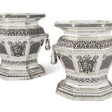 A PAIR OF ITALIAN SILVER WINE COOLERS AFTER A MODEL BY WILLIAM LUKIN - Foto 1