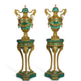 A PAIR OF FRENCH ORMOLU AND MALACHITE VASES ON ASSOCIATED STANDS - фото 1