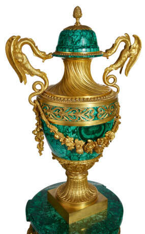 A PAIR OF FRENCH ORMOLU AND MALACHITE VASES ON ASSOCIATED STANDS - фото 3