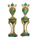 A PAIR OF FRENCH ORMOLU AND MALACHITE VASES ON ASSOCIATED STANDS - Foto 4