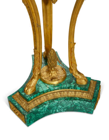 A PAIR OF FRENCH ORMOLU AND MALACHITE VASES ON ASSOCIATED STANDS - фото 5