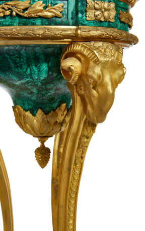 A PAIR OF FRENCH ORMOLU AND MALACHITE VASES ON ASSOCIATED STANDS - фото 6
