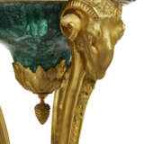 A PAIR OF FRENCH ORMOLU AND MALACHITE VASES ON ASSOCIATED STANDS - Foto 6