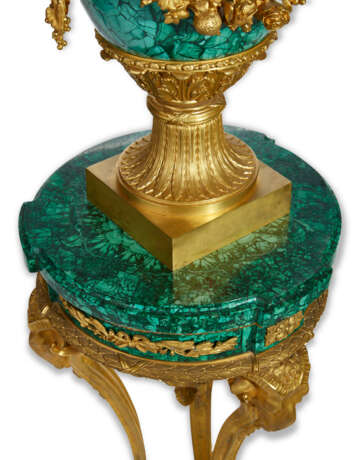 A PAIR OF FRENCH ORMOLU AND MALACHITE VASES ON ASSOCIATED STANDS - фото 7