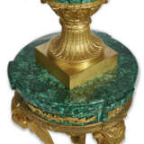 A PAIR OF FRENCH ORMOLU AND MALACHITE VASES ON ASSOCIATED STANDS - фото 7