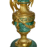 A PAIR OF FRENCH ORMOLU AND MALACHITE VASES ON ASSOCIATED STANDS - фото 8