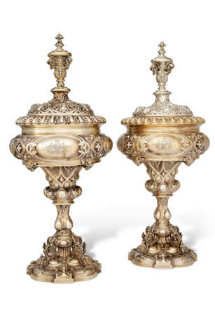 A PAIR OF SILVER-GILT VASES AND COVERS - фото 1