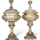 A PAIR OF SILVER-GILT VASES AND COVERS - Foto 2