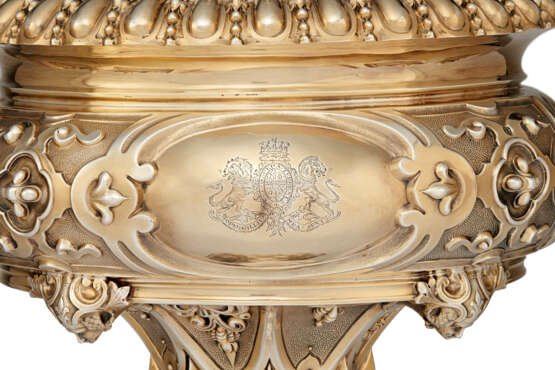 A PAIR OF SILVER-GILT VASES AND COVERS - фото 3