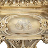 A PAIR OF SILVER-GILT VASES AND COVERS - Foto 3