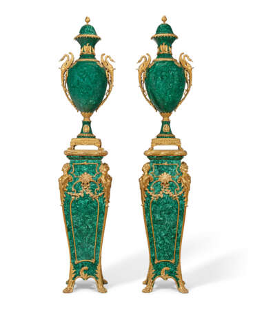 A LARGE PAIR OF ORMOLU AND MALACHITE-VENEERED VASES, ON LOUIS XV STYLE PEDESTALS - Foto 1