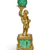 A FRENCH ORMOLU AND MALACHITE VENEERED FIGURE OF A PUTTO - Foto 1