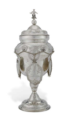 THE CARPENTER'S GUILD: A GERMAN SILVER PRESENTATION CUP AND COVER - Foto 2