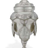 THE CARPENTER'S GUILD: A GERMAN SILVER PRESENTATION CUP AND COVER - Foto 2