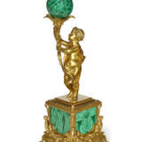 A FRENCH ORMOLU AND MALACHITE VENEERED FIGURE OF A PUTTO - Foto 4