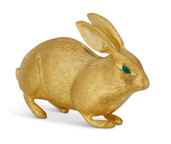 AN EMERALD-MOUNTED 24K GOLD FIGURE OF A RABBIT - фото 1
