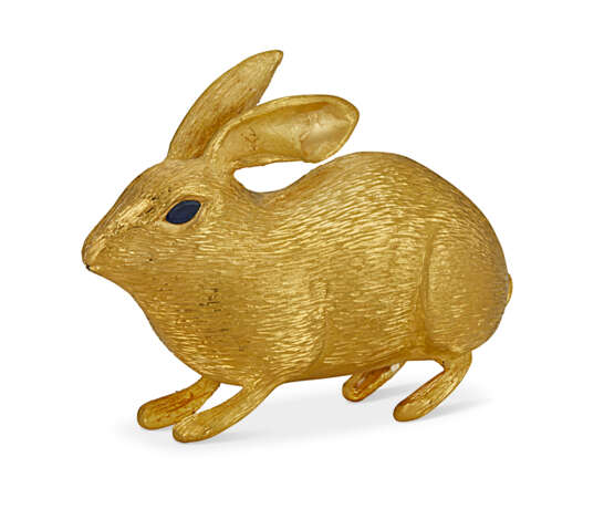 A SAPPHIRE-MOUNTED 24K GOLD FIGURE OF A RABBIT - фото 1