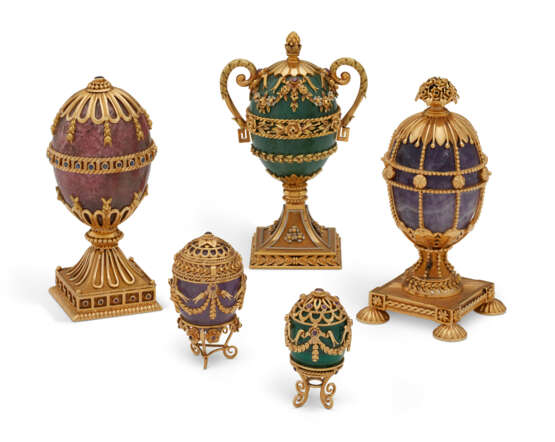 A GROUP OF FIVE GREEK GOLD AND GEM-MOUNTED HARDSTONE EGGS - фото 1