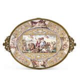 TWO CONTINENTAL GILT-METAL AND ENAMEL TRAYS - Foto 2