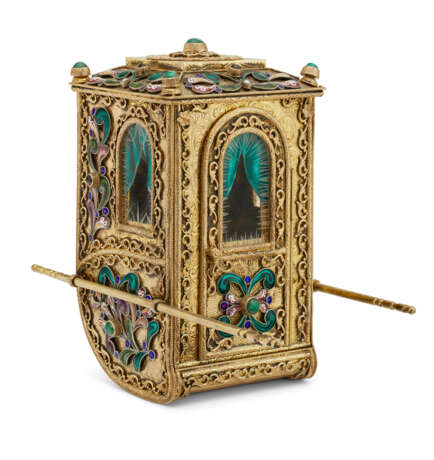 A CONTINENTAL SILVER-GILT AND ENAMEL MODEL OF A SEDAN CHAIR - Foto 1