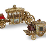 TWO CONTINENTAL ENAMEL, SILVER-GILT, AND GILT METAL MODELS OF CARRIAGES - Foto 1
