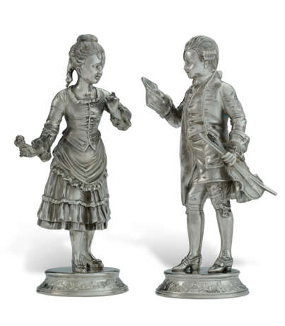 A PAIR OF PORTUGUESE SILVER FIGURES - Foto 1