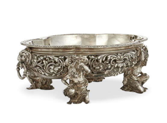 A FRENCH SILVER-PLATED CENTERPIECE BOWL AND LINER - Foto 2