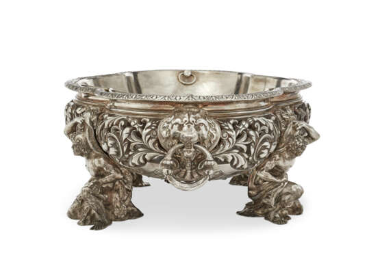 A FRENCH SILVER-PLATED CENTERPIECE BOWL AND LINER - фото 3