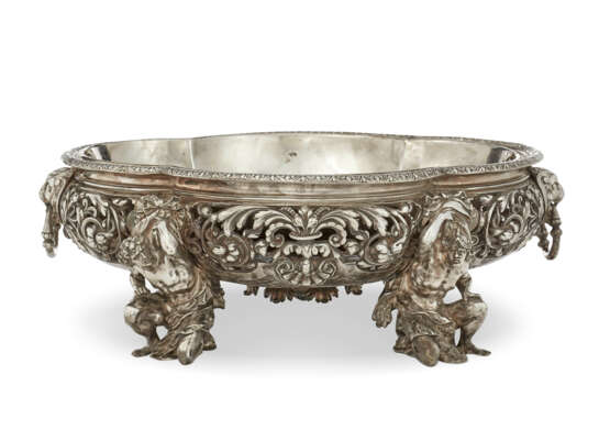 A FRENCH SILVER-PLATED CENTERPIECE BOWL AND LINER - photo 4