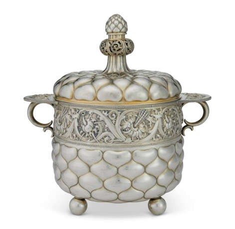 A GERMAN SILVER TWO-HANDLED PUNCH BOWL AND COVER - Foto 1