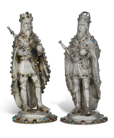 TWO GERMAN SILVER AND HARDSTONE-MOUNTED FIGURES OF KINGS - Foto 1