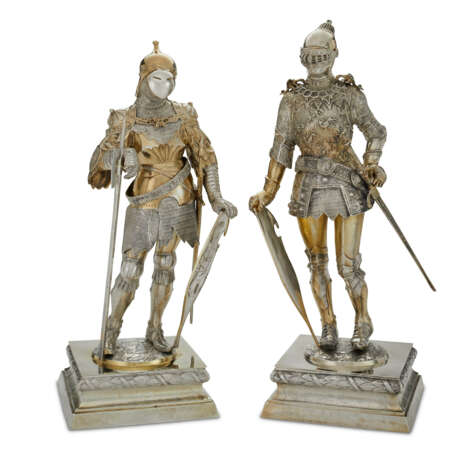 A PAIR OF GERMAN PARCEL-GILT SILVER FIGURES OF KNIGHTS - фото 1