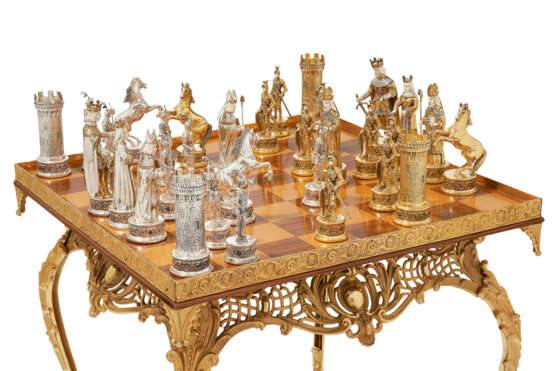 A GERMAN SILVER AND SILVER GILT CHESS SET AND BOARD - photo 2