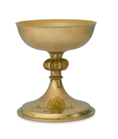 AN ELIZABETH II 18K GOLD COMMEMORATIVE CHALICE - photo 1