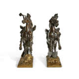 A PAIR OF FRENCH PATINATED AND GILT-BRONZE FIGURES ON HORSEBACK - фото 3