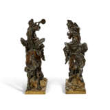 A PAIR OF FRENCH PATINATED AND GILT-BRONZE FIGURES ON HORSEBACK - Foto 5