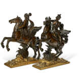 A PAIR OF FRENCH PATINATED AND GILT-BRONZE FIGURES ON HORSEBACK - фото 6