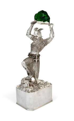 A GERMAN SILVER AND GLASS FIGURE OF A WAGNERIAN HERO - Foto 1
