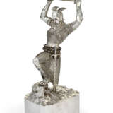 A GERMAN SILVER AND GLASS FIGURE OF A WAGNERIAN HERO - Foto 1