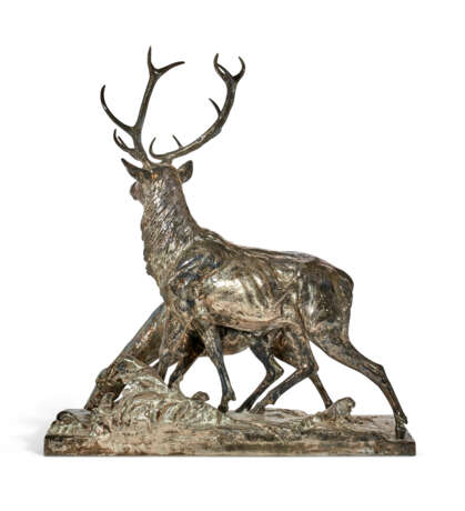 A LARGE FRENCH SILVERED-BRONZE FIGURAL GROUP OF STAG AND FAWN - Foto 3