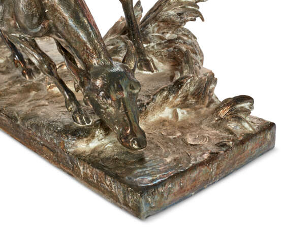 A LARGE FRENCH SILVERED-BRONZE FIGURAL GROUP OF STAG AND FAWN - Foto 7